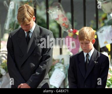 Prinz William (links) und Prinz Harry, die Söhne von Diana, Prinzessin von Wales, verneigen ihre Köpfe, während der Sarg ihrer Mutter nach ihrem Trauerdienst aus der Westminster Abbey herausgenommen wird. Die Prinzessin wurde bei einem Autounfall in Paris getötet. Stockfoto