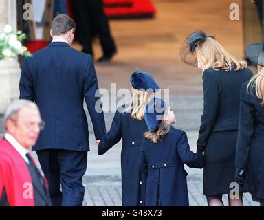 Der Herzog und die Herzogin von York und ihre Töchter Prinzessin Beatrice (2. Links) und Eugene kommen zur Beerdigung von Diana, Prinzessin von Wales, heute (Sa) in Westminster Abbey an. Stockfoto