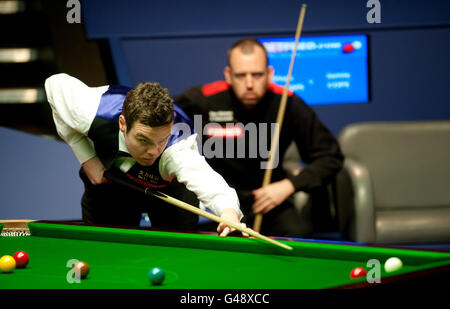 Jamie Cope in Aktion gegen Mark Williams beim 2. Runde der Snookerweltmeisterschaft Betfred.com im Crucible, Sheffield. Stockfoto