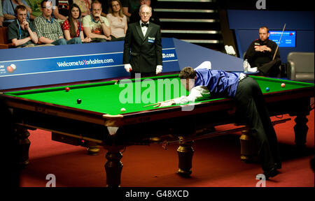 Jamie Cope in Aktion gegen Mark Williams beim 2. Runde der Snookerweltmeisterschaft Betfred.com im Crucible, Sheffield. Stockfoto