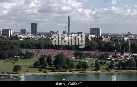 Tausende versammeln sich heute (Samstag) im Londoner Hyde Park, um den Trauerdienst für Diana, Prinzessin von Wales, live von Westminster Abbey auf riesige Fernsehbildschirme zu übertragen. Stockfoto