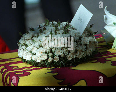 Blumen und eine Karte mit der Aufschrift „Mummy“ sind auf der Oberseite der Schatulle von Prinzessin Diana auf dem Weg zur Beerdigung in der Westminster Abbey in London, Samstag, zu sehen (AP Photo/, Pool) Stockfoto