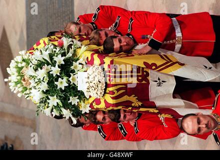 die königliche Standarte drapiert Sarg von Diana, Prinzessin von Wales, ein Träger des Welsh Guards in Westminster Abbey in London für die Trauerfeier 06 September erfolgt durch. WPA-POOL Stockfoto