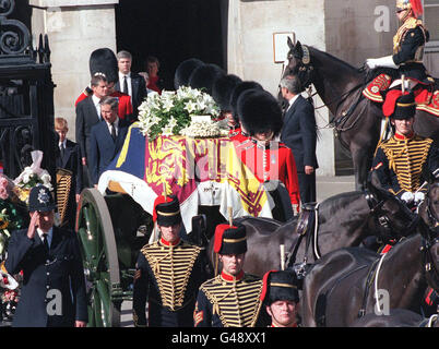 LON04-begleitet von einer Träger-Party der Welsh Guards, die königliche Standarte drapiert Sarg von Diana, Prinzessin von Wales, erfolgt auf einer Lafette des Königs Troop, Royal Horse Artillery Pässe WPA POOL AFP-Foto GERRY PENNY Stockfoto