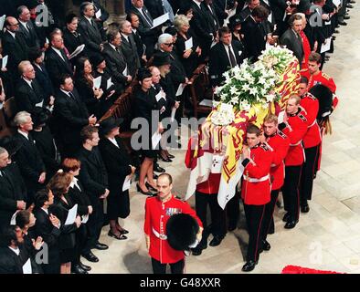 die königliche Standarte drapiert Sarg von Diana, Prinzessin von Wales, ein Träger des Welsh Guards in Westminster Abbey in London für die Trauerfeier 06 September erfolgt durch. WPA-POOL Stockfoto