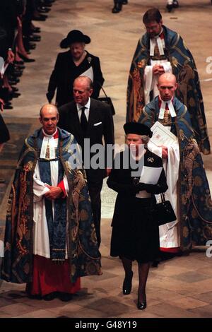 Begräbnis von Diana, Princess of Wales, London, 6. September 1997 Express Bild von John Downing der Queen und Prinz Philip in der Westminster Abbey Stockfoto