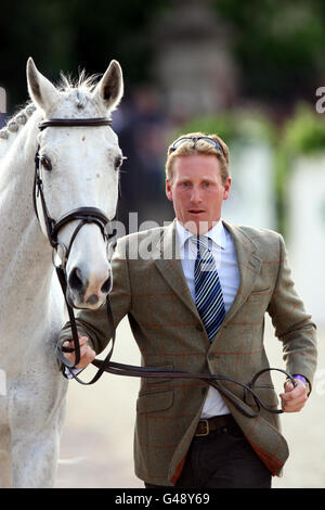 Oliver Townend mit Ashdale Cruise Master während der Pferdekontrollen am ersten Tag der Badminton Horse Trials in Badminton, Gloucestershire. Stockfoto