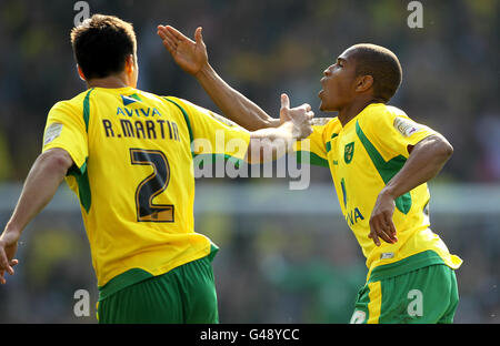 Simeon Jackson (rechts) von Norwich City feiert sein zweites Tor Mit Teamkollege Russell Martin Stockfoto