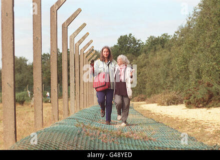 Die Veteranen Katrina Howse (links) und Sarah HipPerson, die einen Großteil der achtziger Jahre im Frauenfriedenslager Greenham Common verbrachten, stellten sich vor, wie sie über den Zaun gingen, den sie heute (Sonntag) demontiert haben. Der Ort hatte einen kontinuierlichen Frauenfriedensprotest von 1981 bis zur Entfernung der Cruise-Raketen im Jahr 1991. Sarah Hipper ist immer noch eine aktive Aktivistin und verbrachte den Großteil des letzten Monats im Gefängnis, weil sie den Zaun in Aldermaston abschneidete. Siehe PA Story SOCIAL Greenham. Foto von Ben Curtis/PA Stockfoto