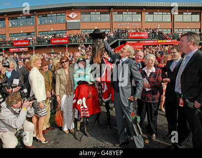 Pferderennen - Osterfest - Tag Zwei - Fairyhouse Racecourse. Trainer Arthur Moore hat Organisedconfusion während des Osterfests auf der Fairyhouse Racecourse, Co. Meath, unter die Hut gebracht. Stockfoto