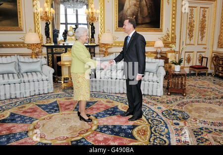 Königin Elizabeth II. Begrüßt den neuseeländischen Premierminister John Key im Weißen Saal im Schloss Windsor. Stockfoto