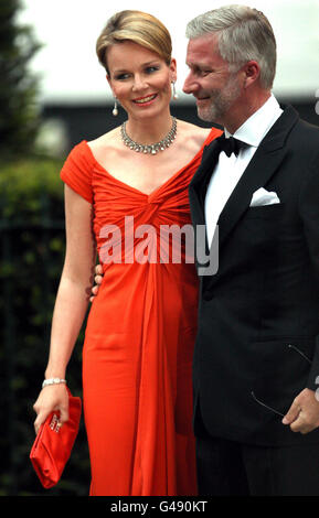 Prinzessin Mathilde von Belgien und Prinz Philippe von Belgien kommen im Mandarin Oriental Hotel im Zentrum von London zu einem Empfang am Vorabend der königlichen Hochzeit an. Stockfoto