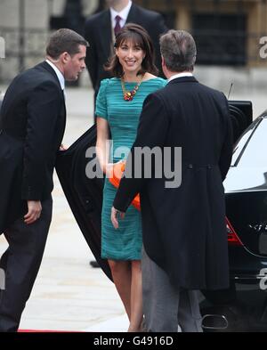 Premierminister David Cameron und seine Frau Samantha kommen vor der Hochzeit zwischen Prinz William und Kate Middleton in der Westminster Abbey an. Stockfoto