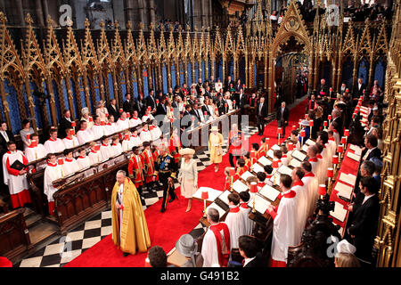 Prinz Charles und die Herzogin von Cornwall kommen in Westminster Abbey, London, an, gefolgt von Königin Elizabeth II und dem Herzog von Edinburgh, wo Prinz William und Kate Middleton später heute heiraten werden. Stockfoto