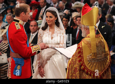 . Prinz William und Kate Middleton tauschen Ringe vor dem Erzbischof von Canterbury in Westminster Abbey, London. Stockfoto