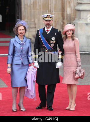 Der spanische Prinz, der Prinz, wird von Prinzessin Letizia und der spanischen Königin Sofia (links) vor der Westminster Abbey vor der Hochzeit zwischen Prinz William und Kate Middleton flankiert. Stockfoto