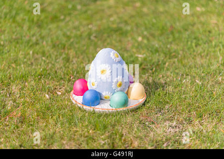 Bunte Ostereier auf dem grünen Rasen Stockfoto