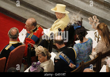 (Obere Reihe, von links nach rechts) Prinz Charles, der Herzog von Edinburgh, und Königin Elizabeth II, (Bootom Reihe, von links nach rechts) Sophie Rhys-Jones, Gräfin von Wessex, Prinz Andrew, Prinzessin Eugenie und Prinzessin Beatrice besuchen den Hochzeitsdienst in der Westminster Abbey in London zwischen Prinz William und kate Middleton. Stockfoto