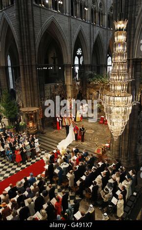 Prinz William (zweite rechts), sein bester Mann Prinz Harry (rechts), Kate Middleton (zweite links) und ihr Vater Michael Middleton (links) stehen während des Hochzeitsdienstes in Westminster Abbey bei der Royal Wedding in London am Altar. Stockfoto