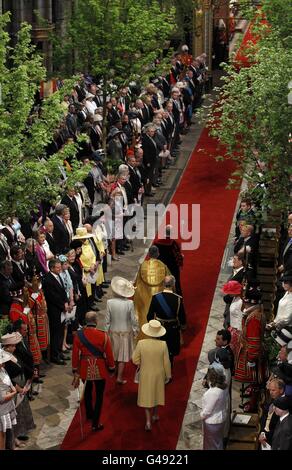 Königin Elizabeth II. (Unten rechts) und Prinz Philip (unten links) folgen Prinz Charles (rechts) und seiner Frau, der Herzogin von Cornwall, als sie in Westminster Abbey ankommen, um Prinz Wilhelms Ehe mit Kate Middleton im Zentrum von London zu heiraten. Stockfoto