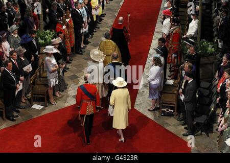 Königin Elizabeth II. (Unten rechts) und Prinz Philip (unten links) folgen Prinz Charles (rechts) und seiner Frau, der Herzogin von Cornwall, als sie zur Hochzeit von Prinz William mit Kate Middleton im Zentrum von London ankommen. Stockfoto