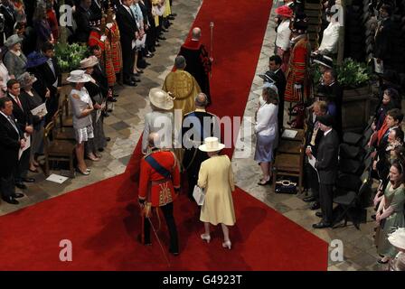 Königin Elizabeth II. (Rechts) und der Herzog von Edinburgh (links unten) folgen Prinz Charles (rechts) und seiner Frau, der Herzogin von Cornwall, als sie zur Hochzeit von Prinz William mit Kate Middleton im Zentrum von London ankommen. Stockfoto