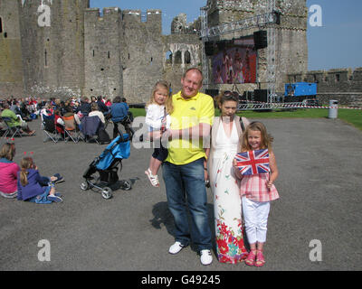 Glen Smith, 46, mit seiner Frau Kelly, 28, und den Töchtern Nicole, 8, und Courtney, 3 im Pembroke Castle, wo eine ganztägige Hochzeitsfeier stattfand, um die Hochzeit von Prinz William und Kate Middleton zu feiern. Stockfoto