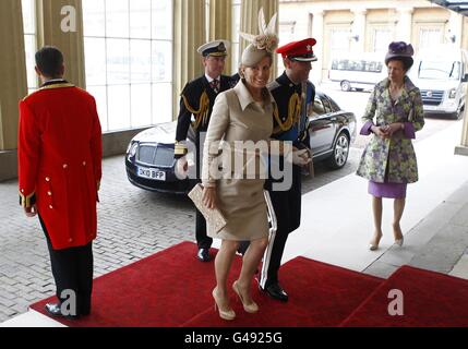 Der britische Prinz Edward und Sophie, die Gräfin von Wessex, kommen nach der Heirat von Prinz William mit Kate am Buckingham Palace an. Stockfoto