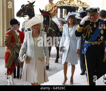 Der britische Prinz Charles, die Herzogin von Cornwall und Carole Middleton kommen nach der Heirat von Prinz William mit Kate am Buckingham Palace an. Stockfoto