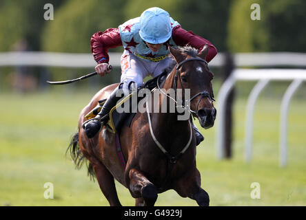 Petite Margot geritten von Sam Twiston-Davies gewinnt The Press and Journal Highland National A Handicap Steeple Chase am dritten Tag des Perth Festivals auf der Perth Racecourse, Perth. Stockfoto