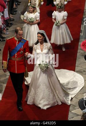 Der britische Prinz William (L) und Catherine, Herzogin von Cambridge, gehen nach ihrer Hochzeitszeremonie in Westminster Abbey, im Zentrum von London, den Gang hinauf. Stockfoto