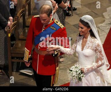 Großbritanniens Prinz William (L) und seine Frau Catherine (R), Herzogin von Cambridge, verlassen die Westminster Abbey nach ihrer Hochzeitszeremonie im Zentrum von London. Stockfoto