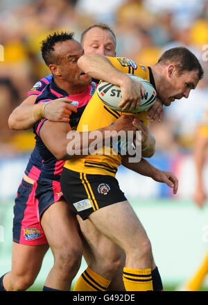 Rugby League - Engage Super League - Castleford Tigers gegen Leeds Rhinos - das PROBIZ Coliseum. Danny Orr von Castleford Tigers wird von Jamie Jones-Buchanan von Leeds Rhinos (links) und Carl Ablett angegangen Stockfoto