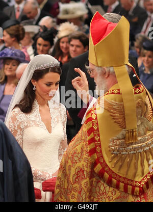 Kate Middleton wird mit dem Erzbischof von Canterbury während ihrer Hochzeit mit Prinz William in Westminster Abbey, London, gesehen. Stockfoto