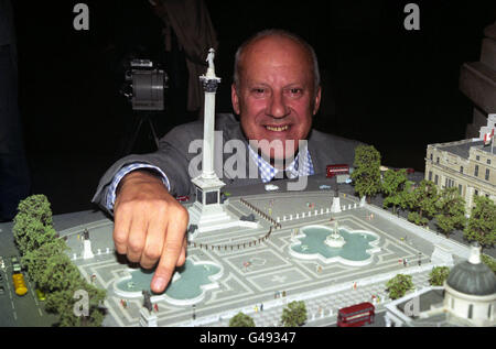 Der Architekt Sir Norman Foster, der während einer Fotozelle in London ein Modell des Trafalgar Square ansieht, um die öffentliche Konsultation zum Masterplan „World Squares for All“ zu starten, Das Ziel ist es, den öffentlichen Zugang im historischen Herzen von Westminster zu verbessern, einschließlich Trafalgar Square, Parliament Square, Whitehall und dem Weltkulturerbe um Westminster Abbey und die Houses of Parliament. Stockfoto