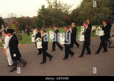 PA-NEWS Foto 14.10.96 265491-12 die Särge der acht ungeborenen Babys von Mandy Allwood in Prozession während ihrer Beerdigung in West Norwood Cemetery in London getragen werden Stockfoto