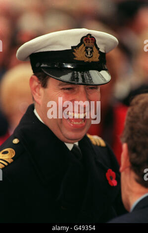 Prinz Andrew beim Rundgang beim jährlichen Field of Remembrance Service vor der Westminster Abbey, London. * die Queen Mother stellte ihr persönliches kleines Holzkreuz auf einen hüfthohen Ständer am Rand eines Rasens, der mit Tausenden anderer winziger Holzkreuze bepflanzt war, die Mohnblumen der Royal British Legion trugen. Stockfoto