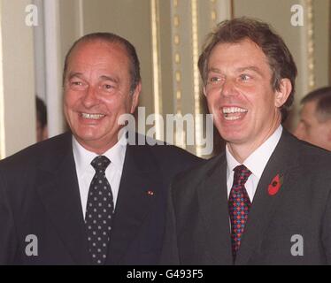 Premierminister Tony Blair begrüßt den französischen Präsidenten Jacques Chirac heute Abend (Donnerstag) zu einem Downing Steet-Empfang, um den zweitägigen englisch-französischen Gipfel zu eröffnen. *19/10/03: Premierminister Tony Blair wurde ins Krankenhaus eingeliefert, wo er wegen eines unregelmäßigen Herzschlags behandelt wurde. Der 50-jährige Premierminister verbrachte fast fünf Stunden mit Ärzten, nachdem er in Chequers erkrankt war. Er wurde in das nahe gelegene Stoke Mandeville Hospital gebracht, allerdings nicht mit dem Krankenwagen, sondern in das Hammersmith Hospital in London gebracht, da es eine spezielle Koronarversorgung hat. Stockfoto