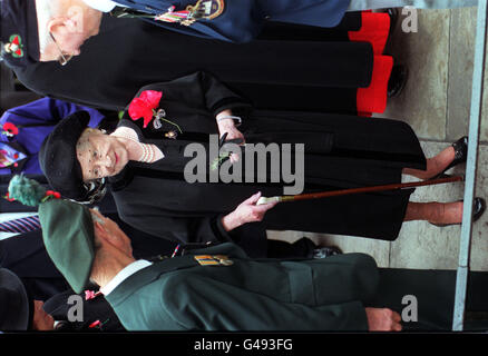 Die Queen Mother spricht mit ehemaligen Dienstleuten, während ihres Spaziergehens beim jährlichen Field of Remembrance Service außerhalb der Westminster Abbey, nachdem sie ihr persönliches kleines Holzkreuz auf einen hüfthohen Stand am Rande eines Rasens gelegt hat, Gepflanzt mit Tausenden von anderen winzigen Holzkreuzen mit Royal British Legion Mohnblumen, heute (Donnerstag). Siehe PA Story ROYAL Mother. Foto von Peter Jordan. Stockfoto