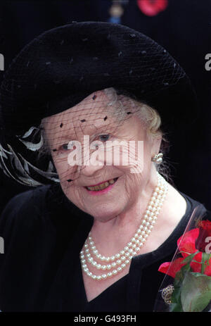 Die Queen Mother beim jährlichen Field of Remembrance Service vor der Westminster Abbey, nachdem sie ihr eigenes kleines Holzkreuz auf einem hüfthohen Stand am Rande eines Rasens platziert hatte, der mit Tausenden anderer winziger Holzkreuze mit Mohnblumen der Royal British Legion bepflanzt war, heute (Donnerstag). Siehe PA Story ROYAL Mother. Foto von Peter Jordan. Stockfoto