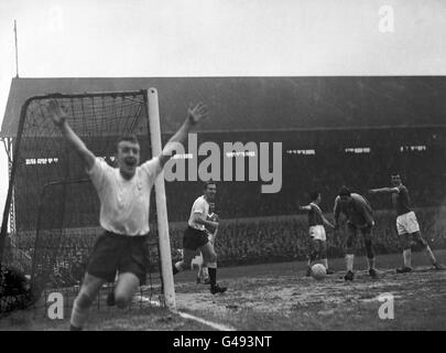 Terry Dyson von Tottenham Hotspur läuft zur Kamera und feiert, nachdem er an Birmingham City-Torwart Colin Withers (zweiter von rechts) vorbeigeschoren ist, während andere Spieler von Birmingham City mit dem Schiedsrichter remonstraten. Stockfoto