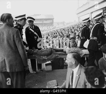 West Ham United Torhüter Lawrence Leslie wurde auf einer Bahre nach einem Vorfall, der Schiedsrichter Leslie Hamer wurde von Mitgliedern der Menge, die auf den Platz gelaufen war, angegriffen. Stockfoto