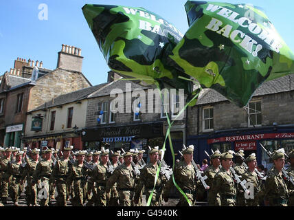 Soldaten des Royal Highland Fusiliers 2. Bataillons, des Royal Regiment of Scotland (2 SCHOTTEN), nehmen an einer Heimkehr-Parade in Penicuik, Schottland, Teil. Der Herzog von York überreichte heute Medaillen an die Soldaten, die kürzlich von einer sechsmonatigen Tour gegen die Taliban in Afghanistan zurückgekehrt sind. Stockfoto