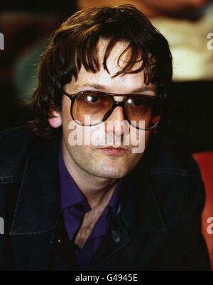 PA NEWS PHOTO 16/10/97 Jarvis Cocker Sänger der Gruppe 'Pulp' in der HMV-Flagship-Filiale im Oxford Circus, London. Jarvis Cocker war einer der Musiker, die in New Musical Express (März 1998), der Zeitung der Pop- und Musikindustrie, interviewt wurden und Premierminister Tony Blair scharf kritisiert haben. Das Papier hat eine starke Haltung gegen Herrn Blair eingenommen, mit seinem Bild auf der Titelseite neben der Überschrift: "Hatten Sie jemals das Gefühl, betrogen worden zu sein? Stockfoto