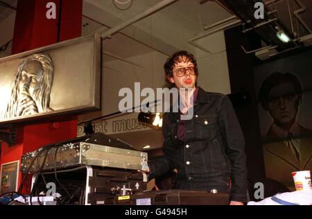 PA-NEWS Foto 16.10.97 Jarvis Cocker lead-Sänger der Gruppe "Zellstoff" in der HMV-Flaggschiff-Niederlassung in Oxford Circus, London Stockfoto