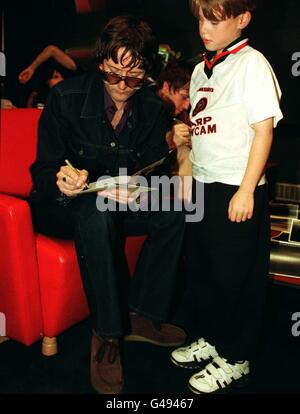 Jarvis Cocker-Sänger mit Pulp unterzeichnet heute Abend (Donnerstag) im HMV-Flagship-Store im Londoner Oxford Circus sein Autograph für den neunjährigen Carl Brown aus London. Foto von Fiona Hanson/PA. Stockfoto