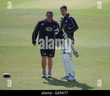 Surreys Kevin Pietersen (rechts) mit dem Physiotherpaisten Dean Conway während der Aufwärmsitzung vor dem Spiel Stockfoto