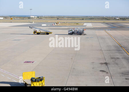 Wartungsfahrzeuge am Faro Flughafen Stockfoto