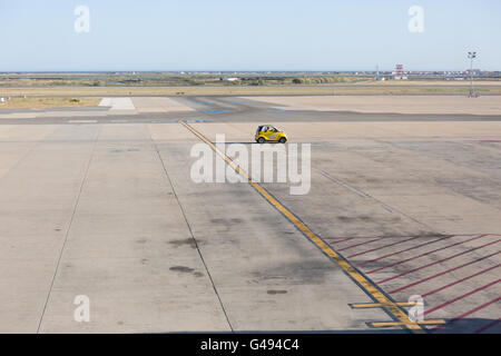 Wartungsfahrzeuge am Faro Flughafen Stockfoto