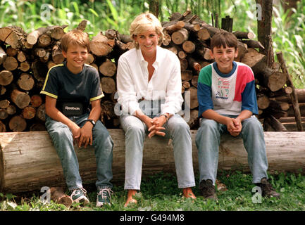 Diana, Princess of Wales trifft Apfelsäure Bradoric (L) ein muslimischer junge und eine serbische Zarco Beric, beide durch Landminen in der Nähe von Tuzla in Bosnien verletzt worden sind. Stockfoto